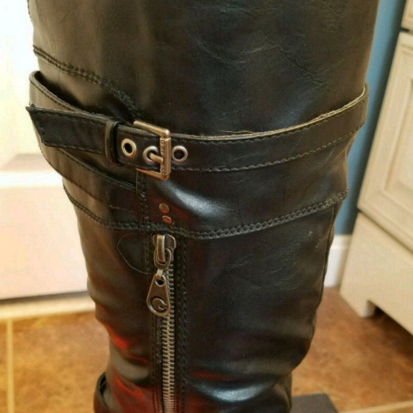 Black boots - Picture 3 of 3